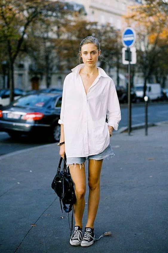 oversized shirts with short jenas and sneakers for summer outfit