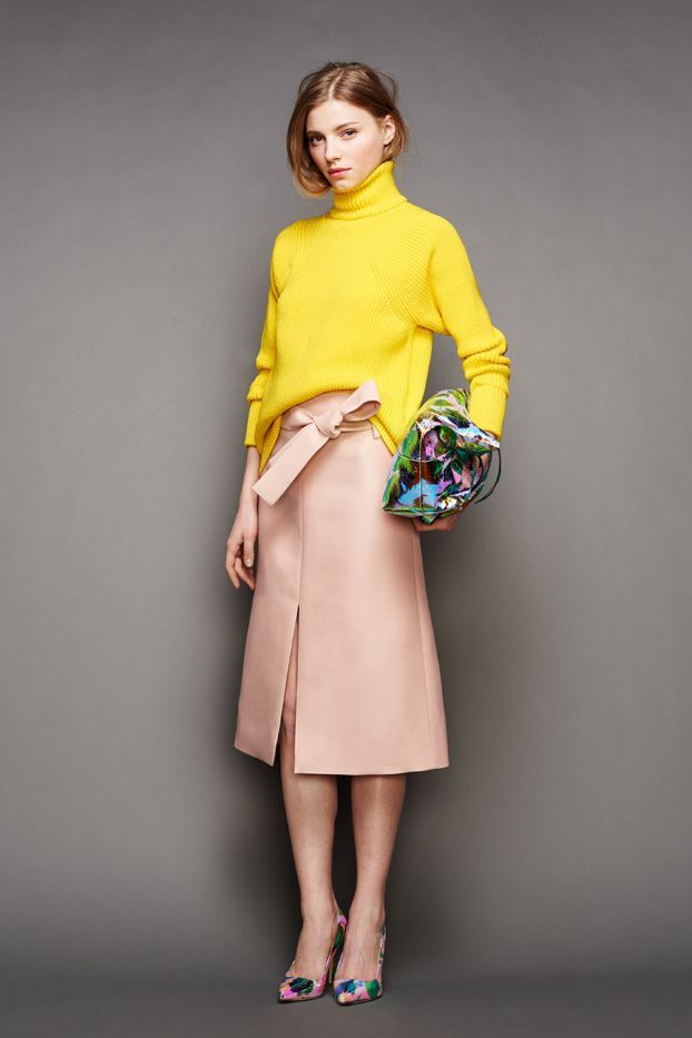 pairing nude color and yellow color to bring color clash into your fashionable outfits