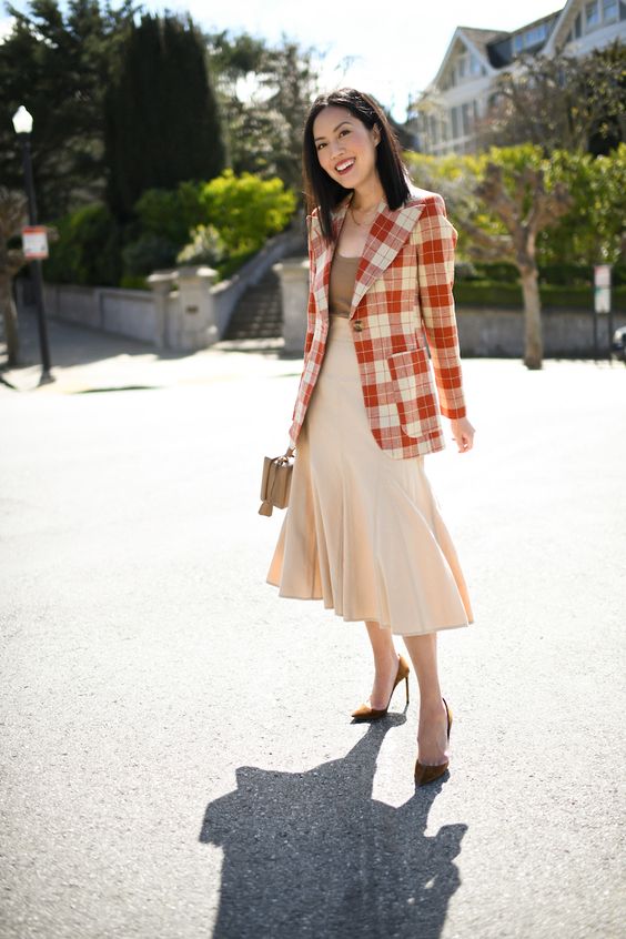 chic work outfits style use plaid coats and skirt