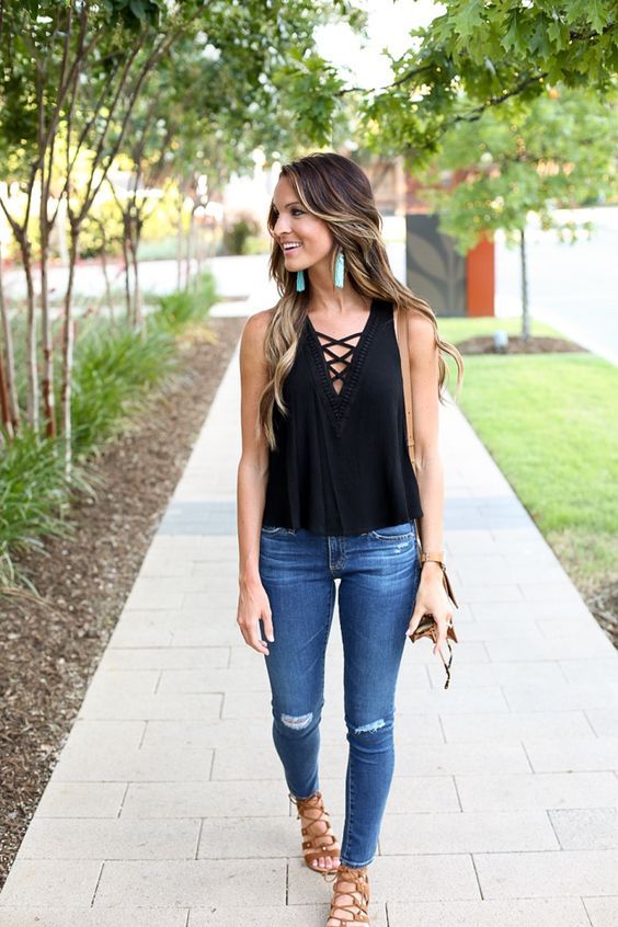 sleeveless plunging neck blouse with skinny jeans and gladiator sandals