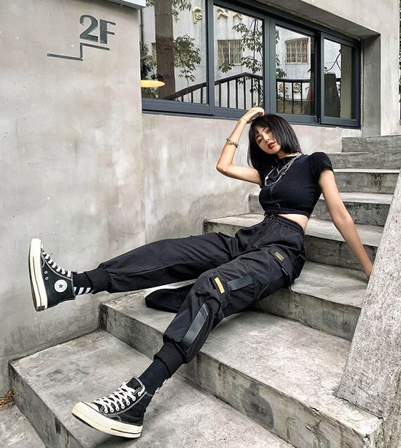 black cargo pants, cropped t-shirt, and sneakers for monochrome grunge outfits