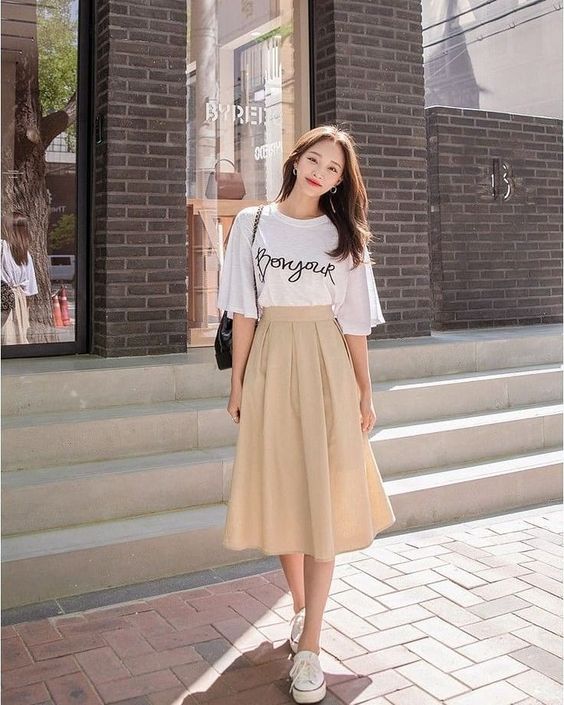 look simple and pretty with pleated midi skirt