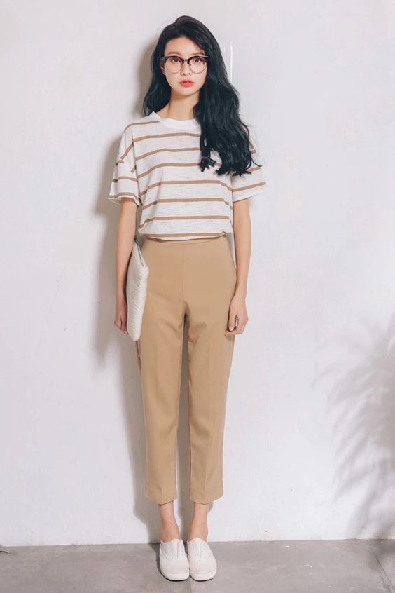 striped t-shirt in high waist pants for simple geeky chic style