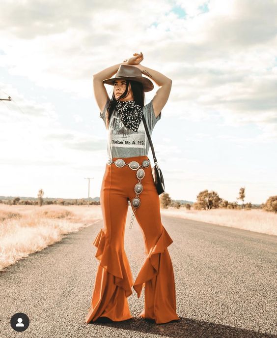 countryside cowgirl outfit style by wearing flare pants