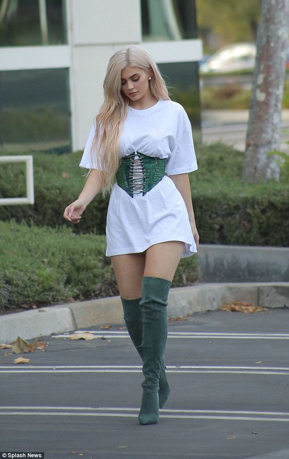 get attractive corset outfit ideas with bagy t-shirt style