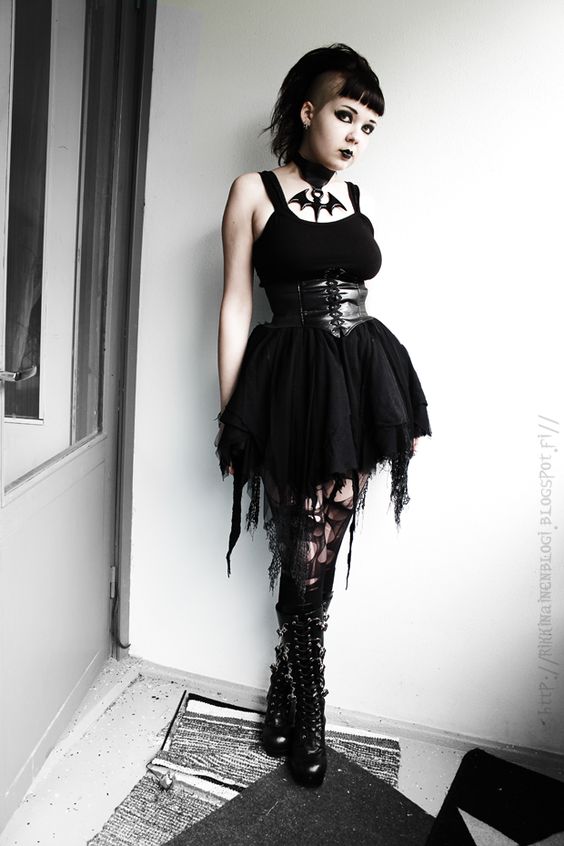 goth outfit with corset style