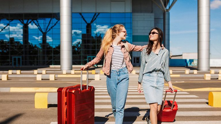 Stay Fabulous at the Airport with 17 Outfits Inspired | How to Mix and Match Your Airport Outfits to Look Chic