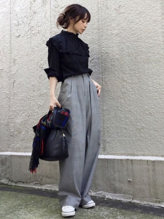 Combine Blouse with large Trousers for Korean street outfit ideas